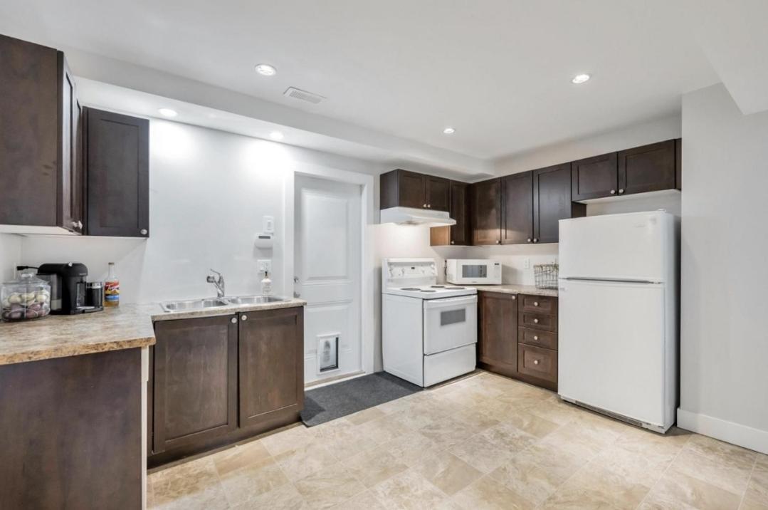 Private 1 Bedroom In Brookswood 兰里区 外观 照片