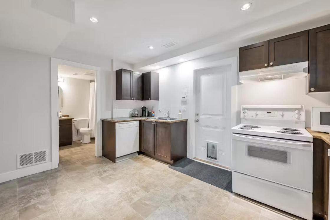 Private 1 Bedroom In Brookswood 兰里区 外观 照片